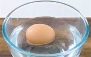 Почему сырое яйцо не тонет в воде. Определяем тухлое яйцо без разбивания скорлупы
